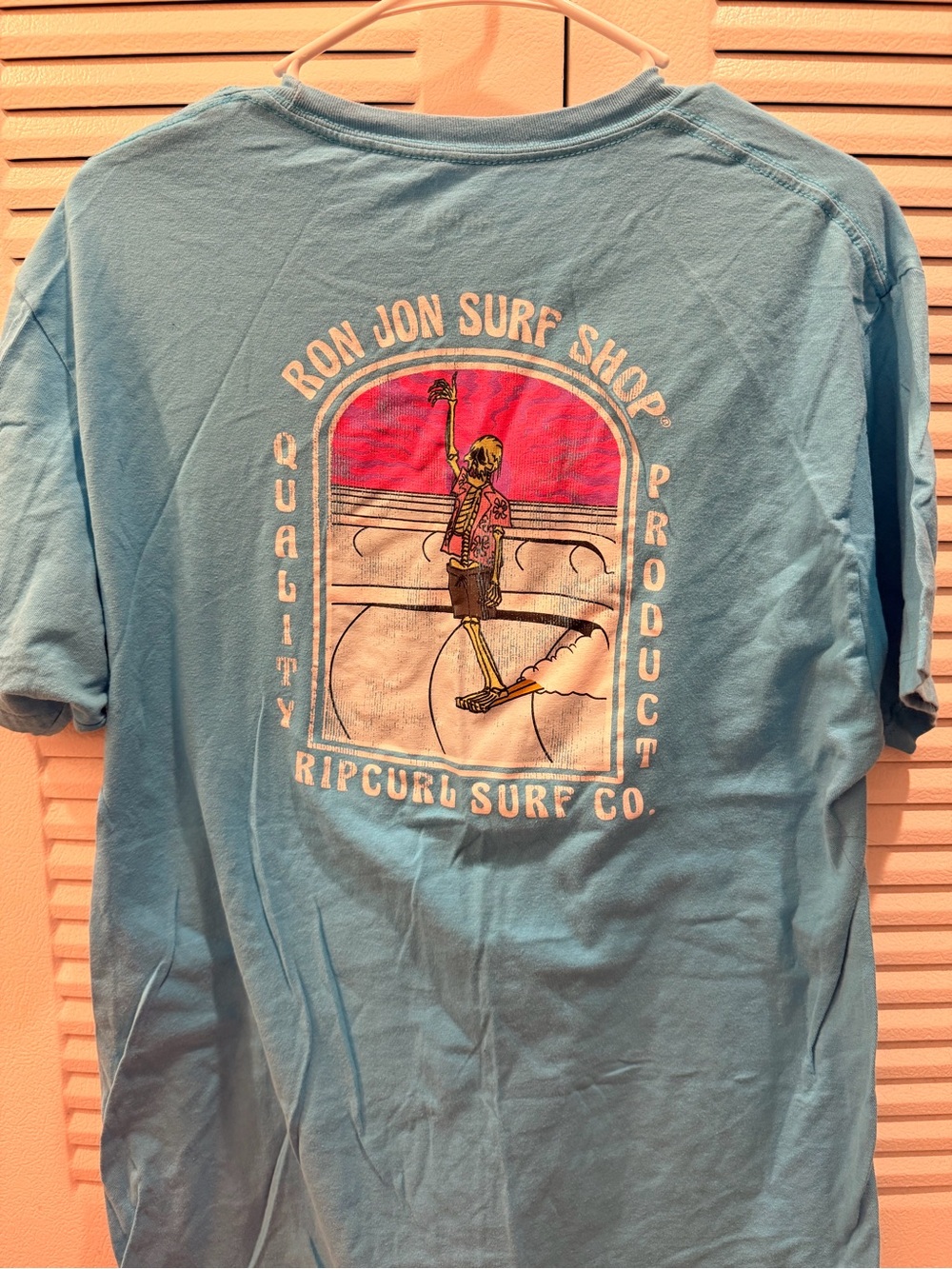 Rip Curl Men’s Light Blue Graphic Surf Tee with Pink Accent